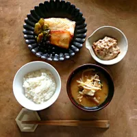 Snapdishの料理写真:朝ごはん、カレイの煮付け定食。|ツルさん