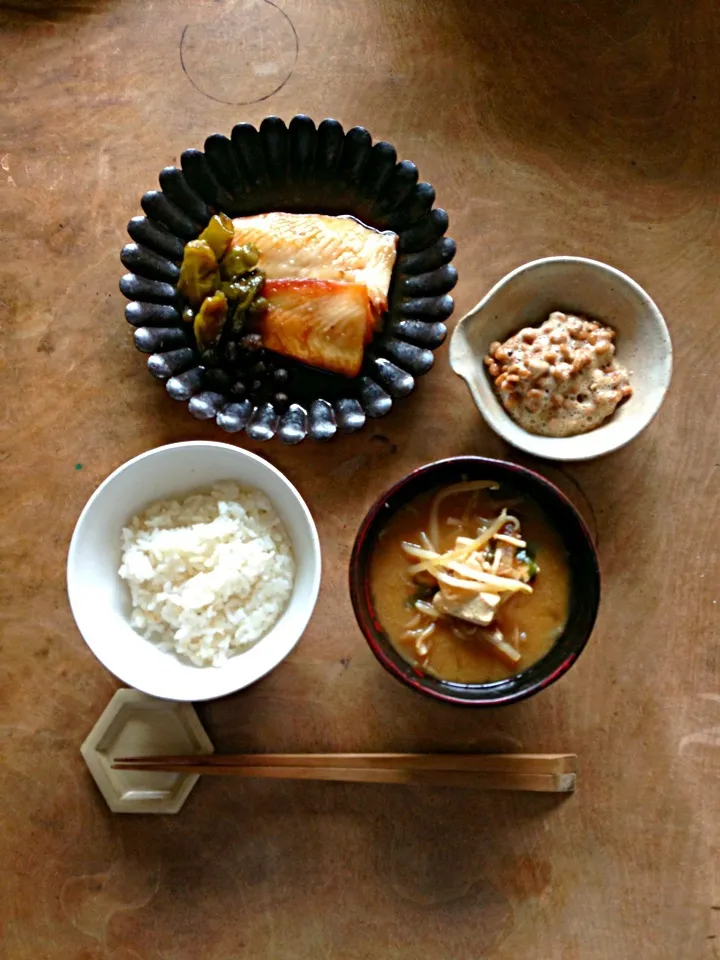 朝ごはん、カレイの煮付け定食。|ツルさん