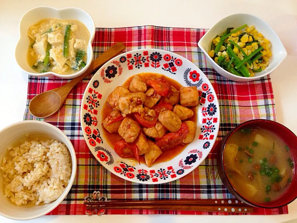 鶏肉とトマトの酢醤油炒め、コーンバター、豆腐とほうれん草のかき卵煮、なめことお揚げのお味噌汁、発芽玄米|にゅきさん