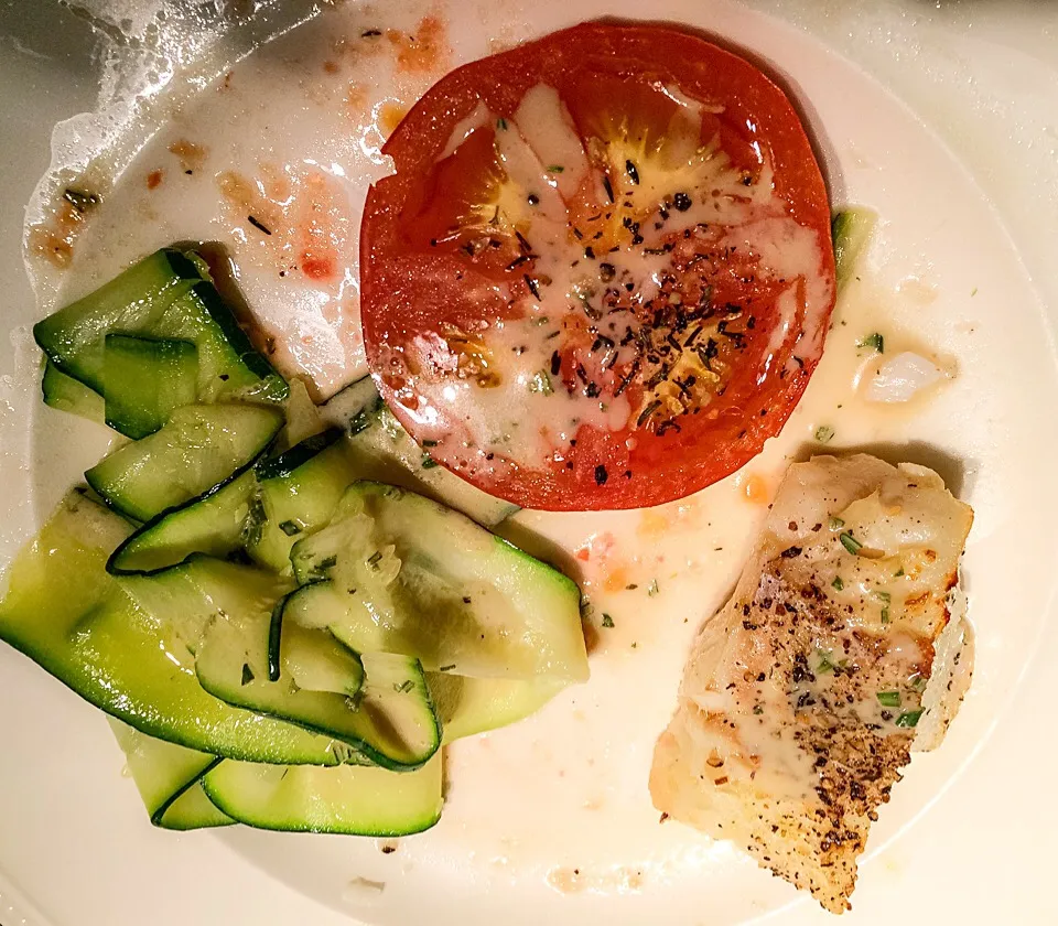 Grilled cod and tomatoe with a pasta of stirfried courgette. Dressed with a light sauce made of olive oil, lemon juice and anchovis|Johan van de Beekさん