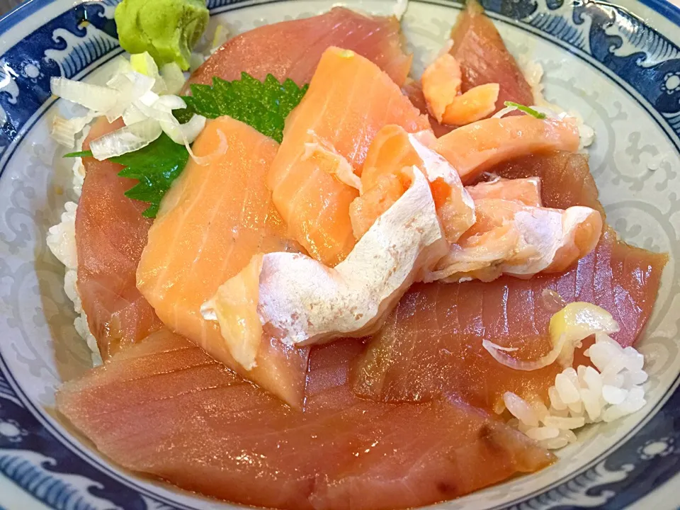 Snapdishの料理写真:サーモン・マグロ丼|T. Wonderさん