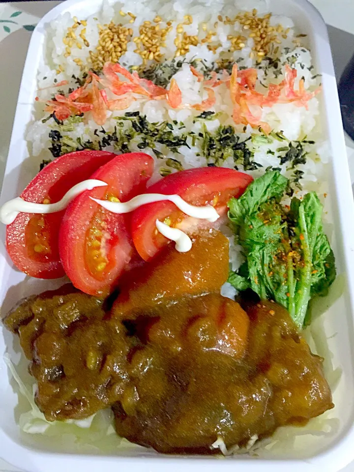 パパお弁当🍱  牛スネ肉カレー煮込み  わさび菜の漬け物  トマト キャベツの千切りサラダ|ch＊K*∀o(^^*)♪さん