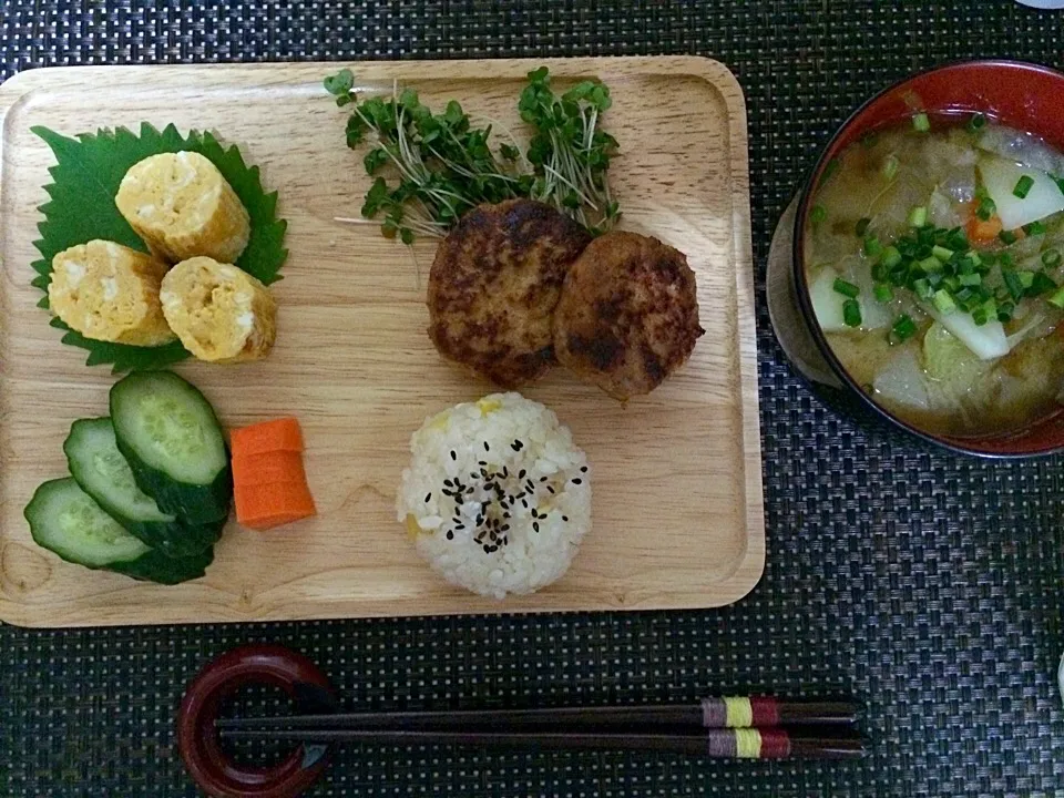 休日のブランチ😊豆腐入りハンバーグに、薄甘い玉子焼きに自家製ぬか漬けと栗ご飯、野菜いっぱいのお味噌汁💕冷蔵庫のあり合わせで。|ナタママさん