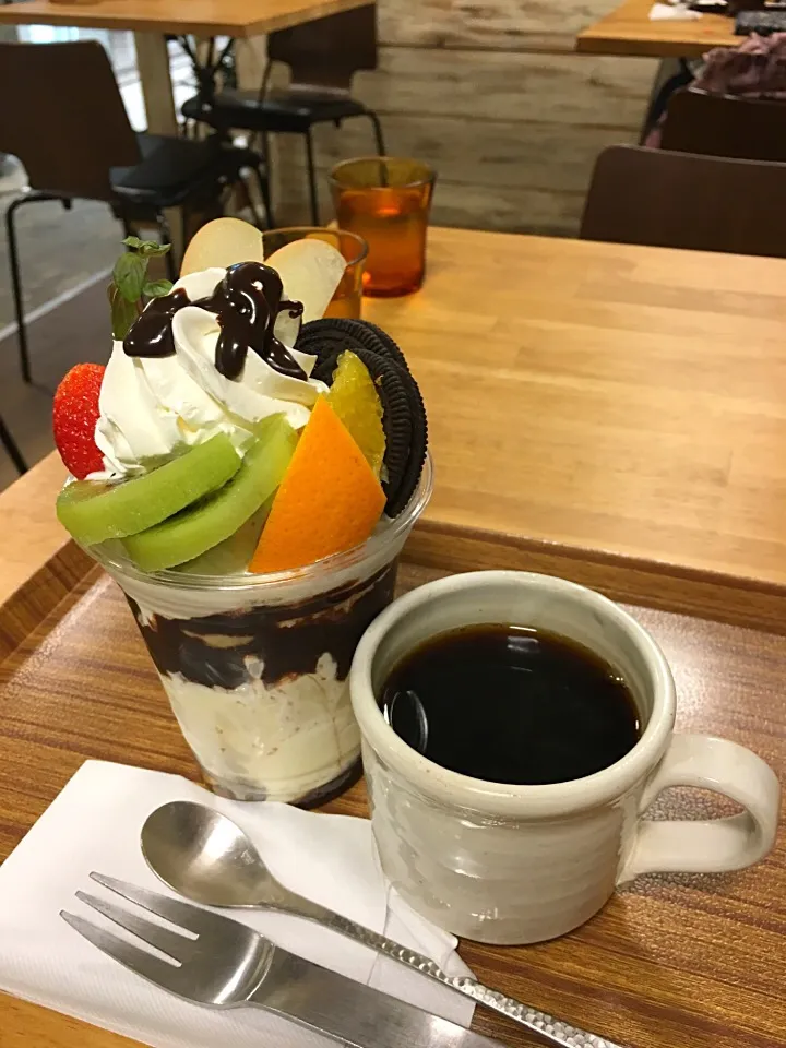 季節のチョコレートパフェとホットコーヒー|makiさん