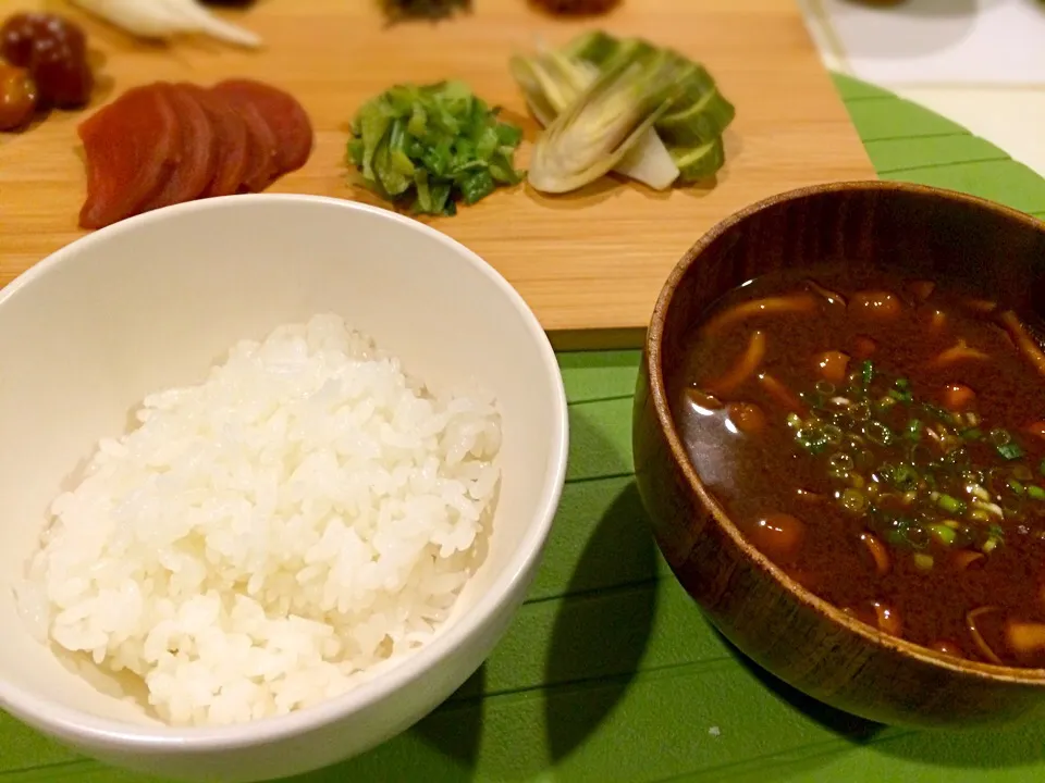 ご飯 
なめこの赤だし|榎木津 礼二郎さん