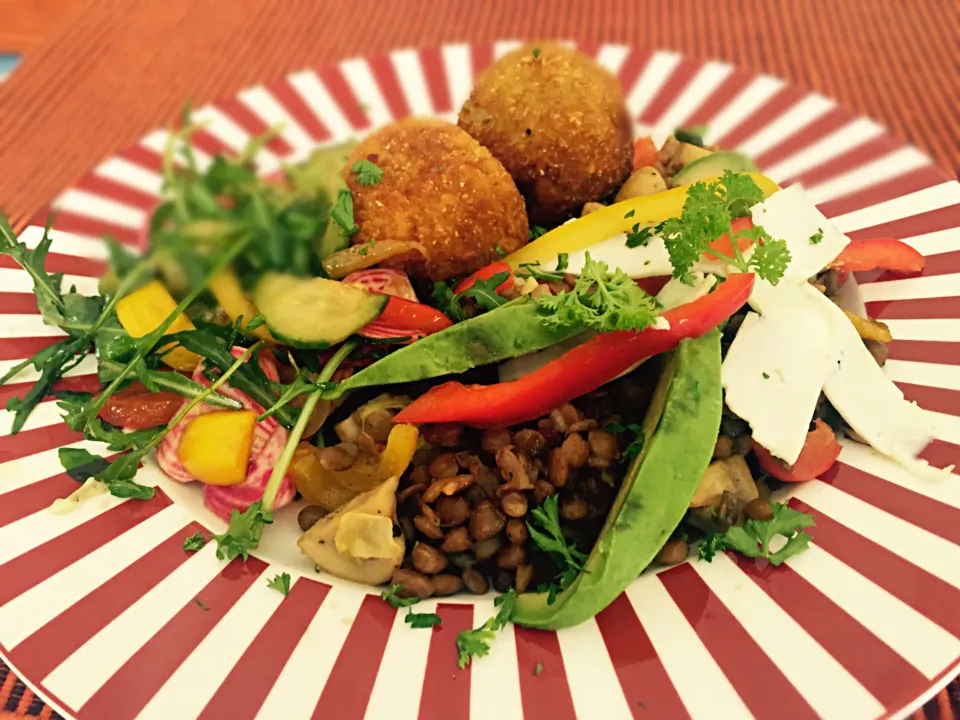 vegetarian lentil, mushroom and peppers. Stuffed potato, chickpea and olive balls and greens|Sergio Lacuevaさん