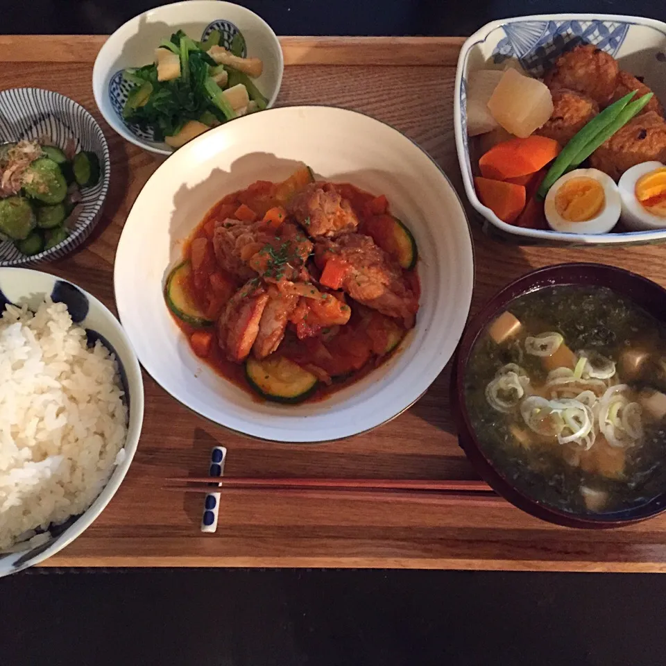 Snapdishの料理写真:⭕️チキントマト煮
⭕️蛸だんごの煮物
⭕️小松菜と油揚げの煮浸し
⭕️いろいろ浅漬け
⭕️豆腐とアオサの味噌汁|ayumiさん