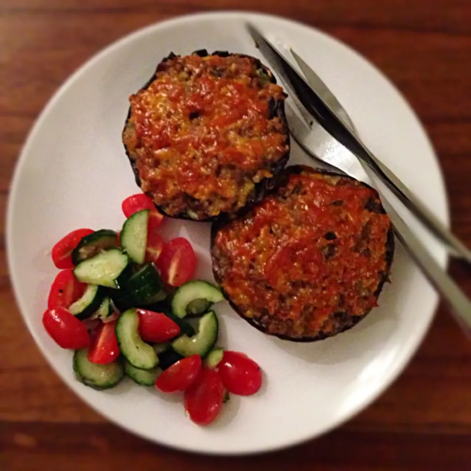 Beef mince stuffed Porto topped with cheddar and cucumber cherry tom salad|karen limさん