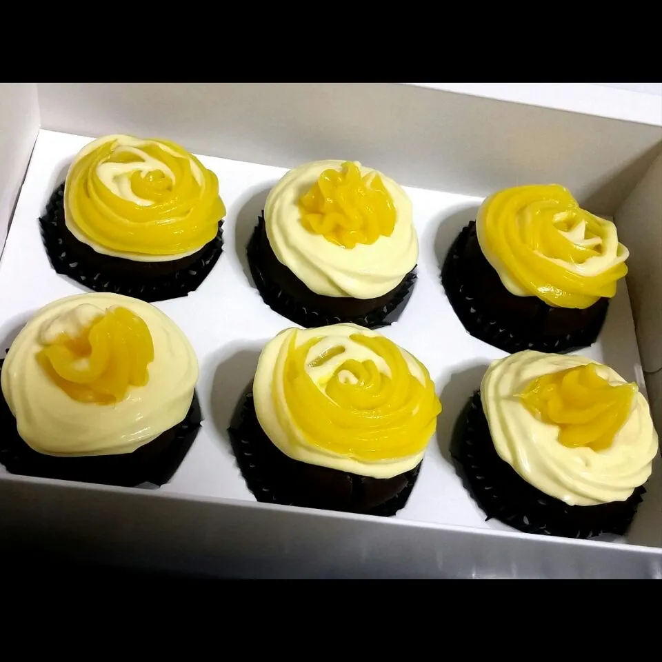 cuppies with lemon n honey cream cheese frosting, dark chocolate base n nutella core|dotdotdotx2さん