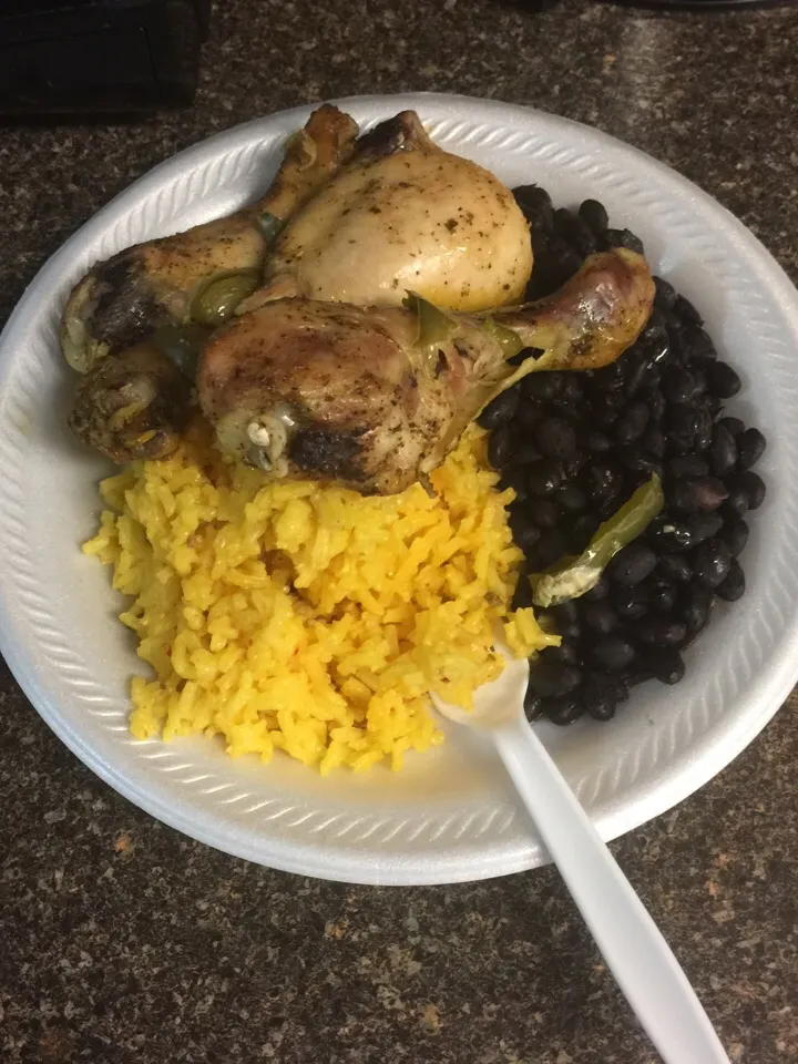 Snapdishの料理写真:Today's Resident Chef turned it out! Yellow Rice, Black Beans, Baked Chicken..|Richard Thompsonさん