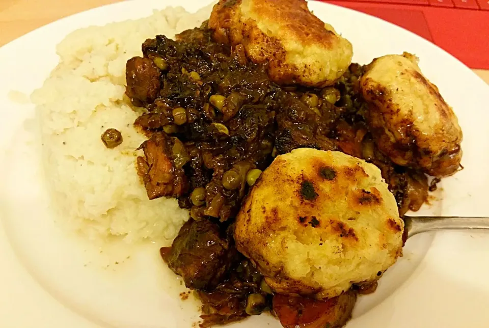 Rich beef stew with cauliflower mash and dumplings|Yanyan Yumyumさん