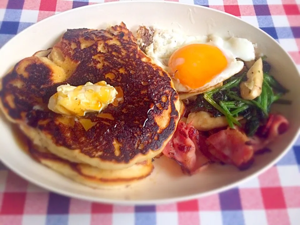 モーニングプレート。バナナパンケーキ。少し焦げちゃいました…(^^;;
Morning plate. Banana pancakes<3 yummy!|Hiroさん