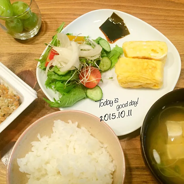 Snapdishの料理写真:厚焼き卵とお昆布と酢玉ねぎサラダの健康朝ごはん|Tomomiさん