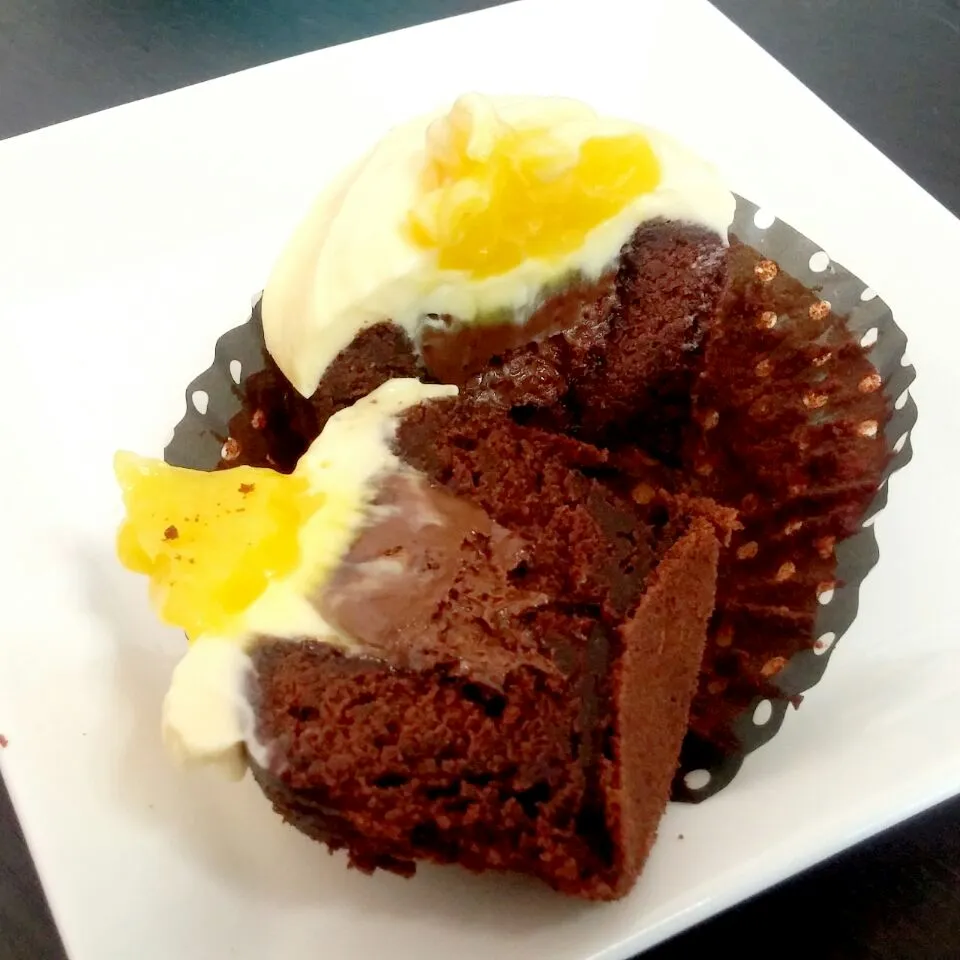 cuppies with lemon n honey cream cheese frosting, dark chocolate base n nutella core|dotdotdotx2さん