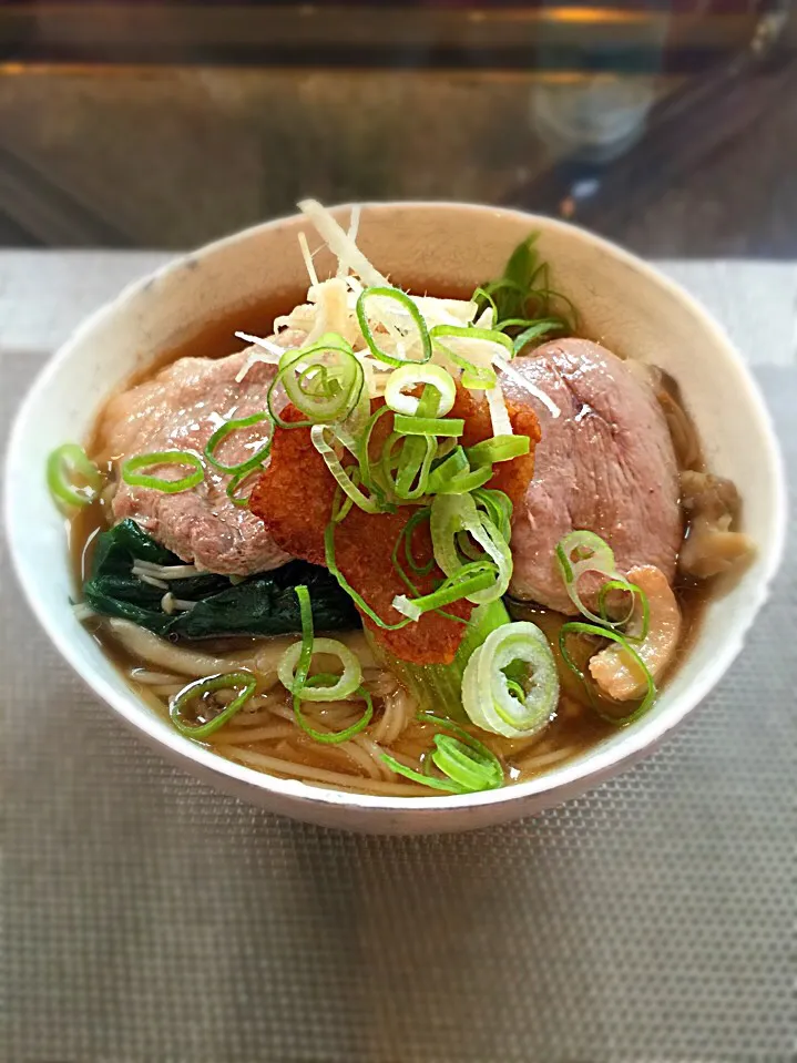 残りものでお昼ごはん                          【menu】鴨南蛮そうめん             鴨油で炒めたきのこと長ネギをきのこすき鍋のあまった出汁で合わせてみました|mutsumi☺︎さん