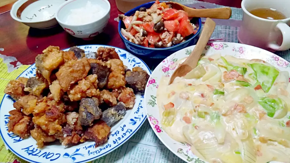 鶏肉と蒟蒻の唐揚げ☆キャベツと玉ねぎのクリーム煮☆トマトシメジのサラダ|みぽりんさん