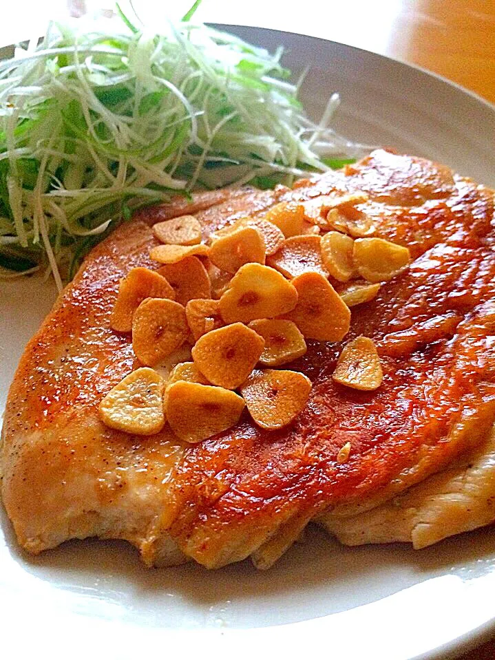 皮パリ胸肉のガーリックチキンステーキ長ネギ千切りでネギマ風 Garlic chicken steak|ガク魁‼︎男飯さん