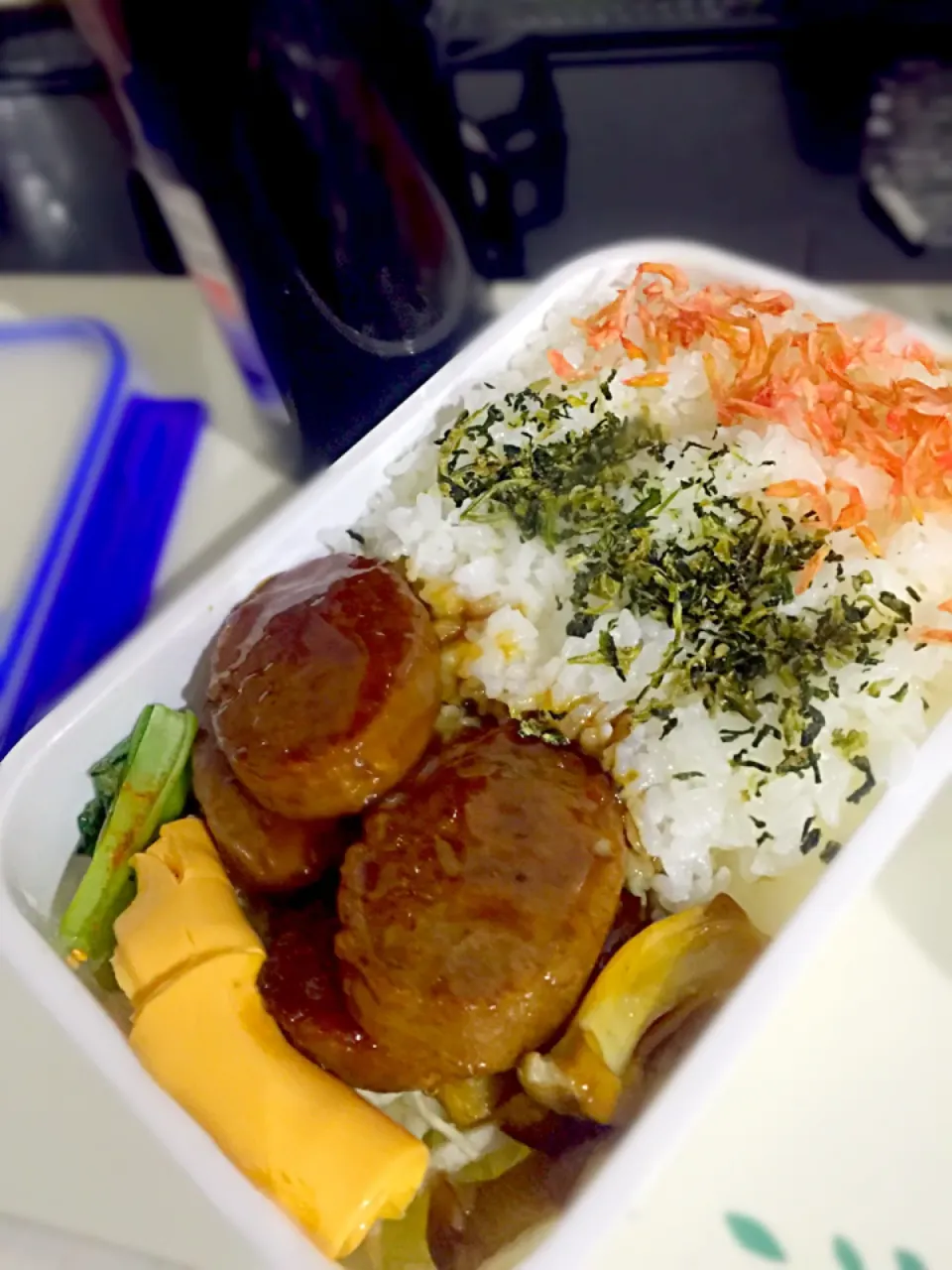 パパお弁当🍱  照り焼きハンバーグ  チェダーチーズ  エリンギのソテー  小松菜の漬け物  キャベツの千切り  京菜ふりかけ  干し海老|ch＊K*∀o(^^*)♪さん