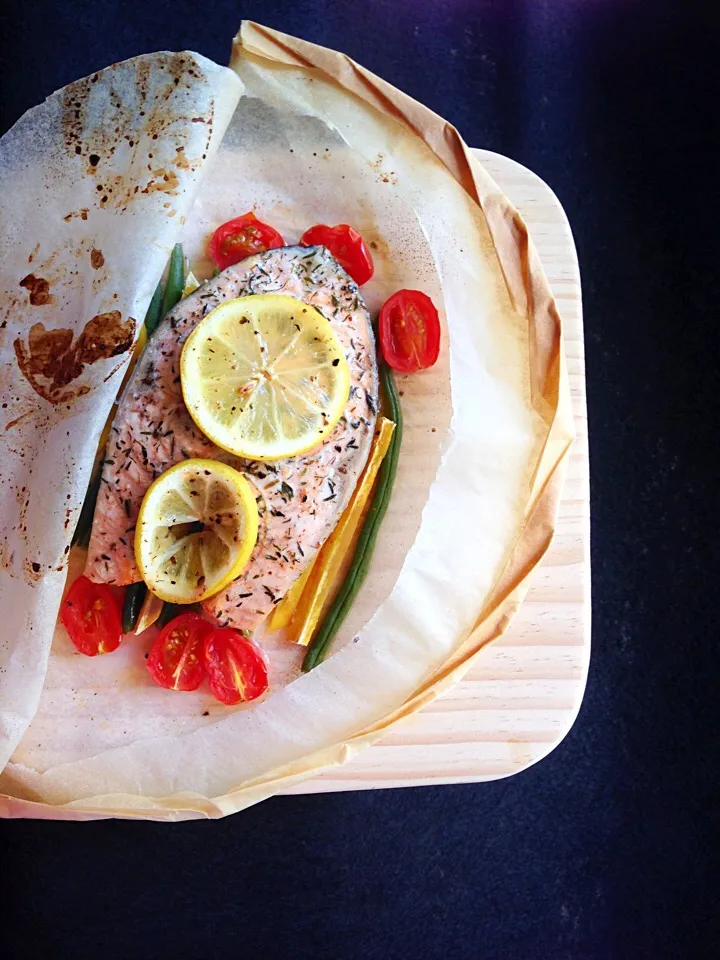 Salmon En Papillote(salmon baked in parchment paper) with sweet potato, beans & cherry tomatoes|coxiella24さん