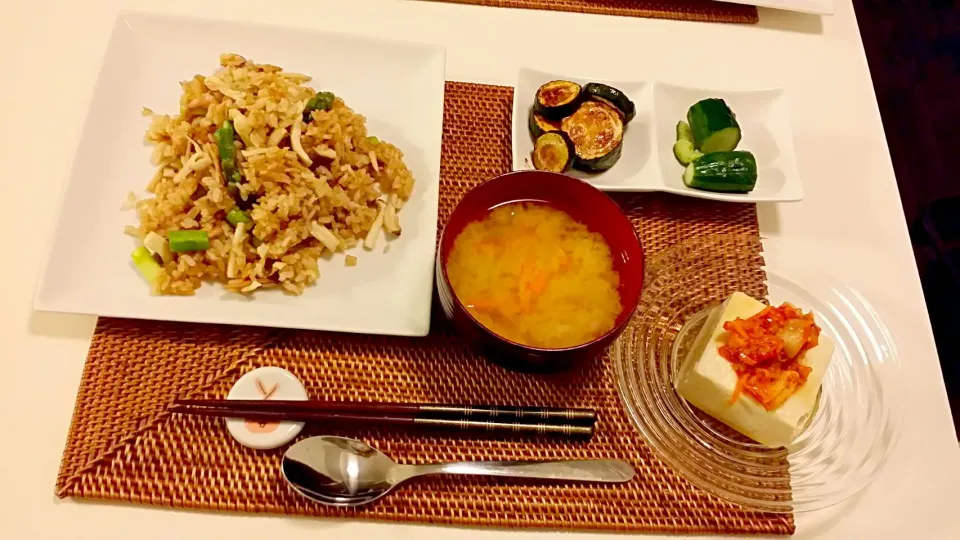 Snapdishの料理写真:今日の夕食　アスパラとツナの焼き飯、きゅうりの甘酢漬け、ズッキーニのポン酢ソテー、キムチのせ冷奴、にんじんと玉ねぎの味噌汁|pinknari🐰🌈さん