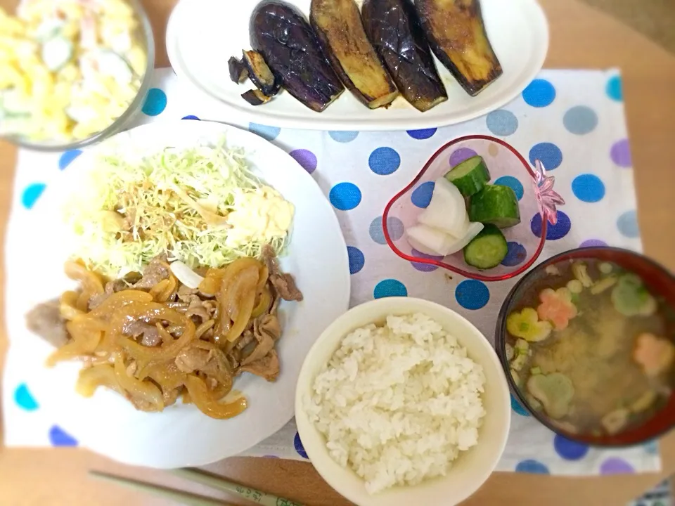 半日漬け込んだ生姜焼き♡茄子焼き♡マカロニサラダ♡かぶときゅうりの漬物♡油揚げとお麩のお味噌汁|みかりん☺︎♡さん