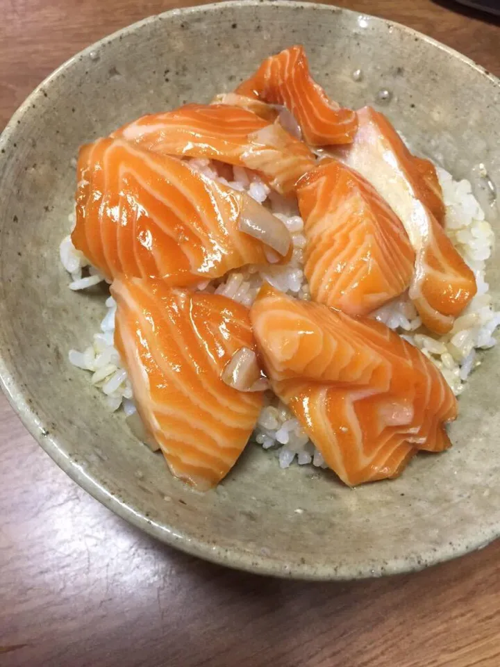 麺つゆ＋ごま油のサーモン丼|ひなこさん