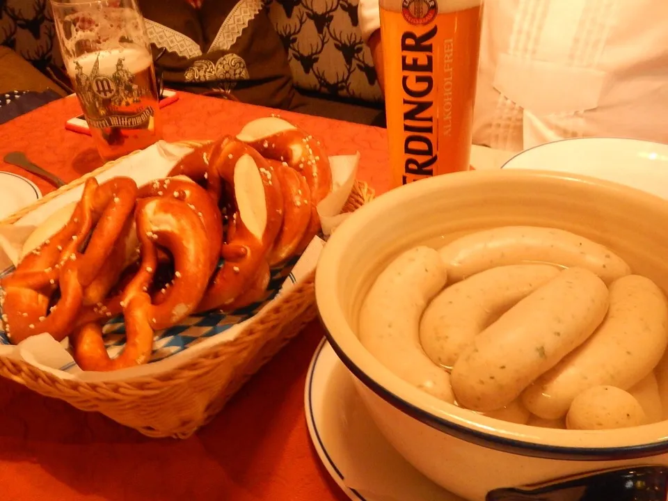 Sausage and pretzel dipped in sweet mustard and horseradish.|Craig Colemanさん