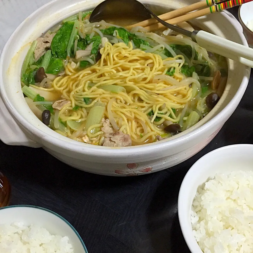 今日の晩ご飯は、野菜たっぷり煮込みラーメンのみそ味。|ゆえさん