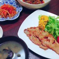 Snapdishの料理写真:豚肉しょうが焼き しじみのお味噌汁 大根と人参のきんぴら|MISATO♡さん