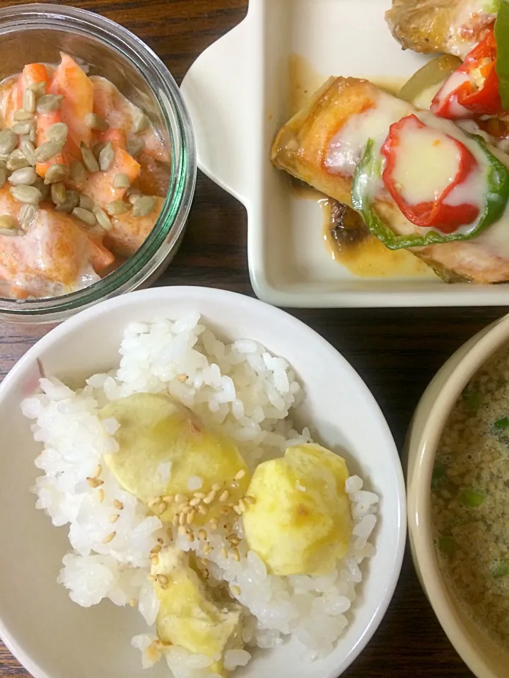 栗ご飯 鮭とピーマンのチーズ焼き にんじんと柿の和え物|miihyaranさん