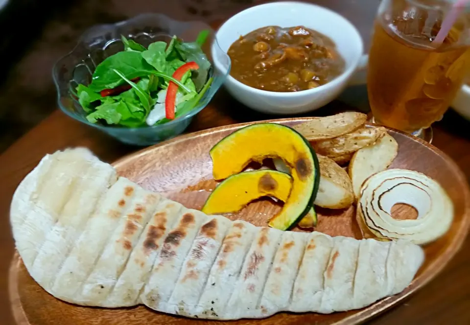 ひよこ豆入りチキンカレーとチーズナン|nachu♡*さん