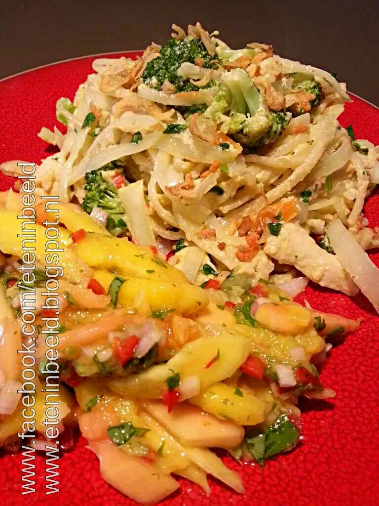 Snapdishの料理写真:Noodels with veggies and chicken plus papaya-mangosalsa|Frank&Jolanda - Eteninbeeldさん