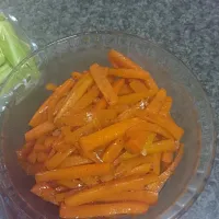 Snapdishの料理写真:Sweet and spicy carrots|Zama Pienaarさん