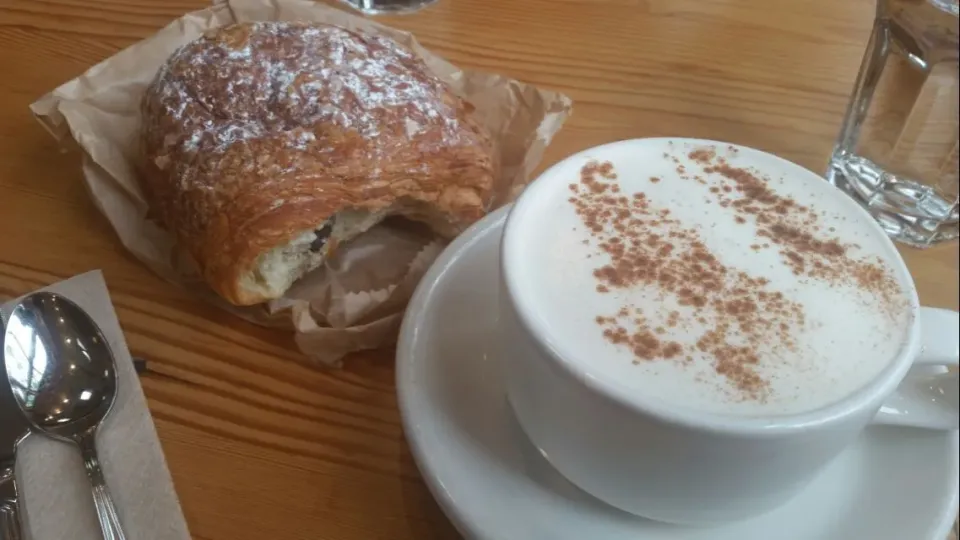 Snapdishの料理写真:Harmony Rooibos Chai and Pan au Chocolate @ Doe Bay|Christina Sasserさん