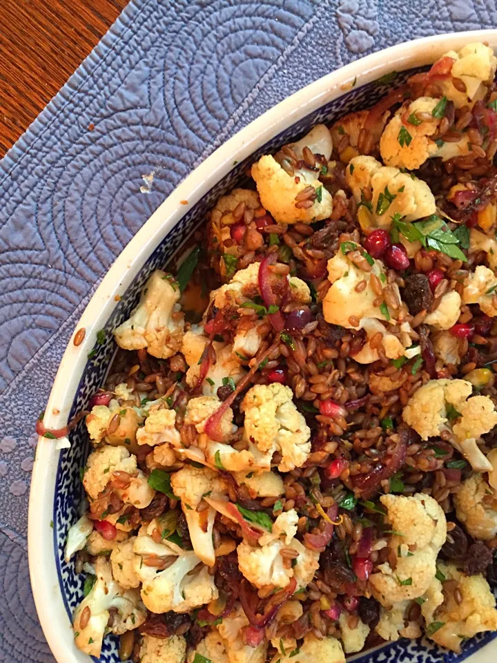 Wheat berry salad with cauliflower and pomegranate seeds|Matthew Cashenさん