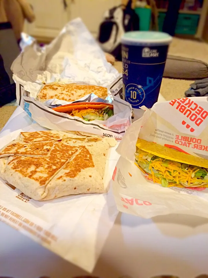 Crunch wrap, quesorito, Doritos locos taco, regular taco, and baja blast.|TRANnosaurusさん