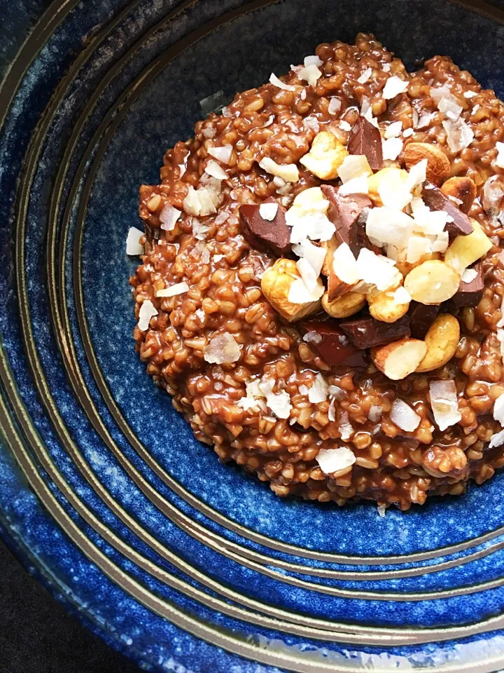 Mocha steel cut oats with mixed nuts, coconut flakes & dark chocolate chunks 🍫🍫🍫|coxiella24さん