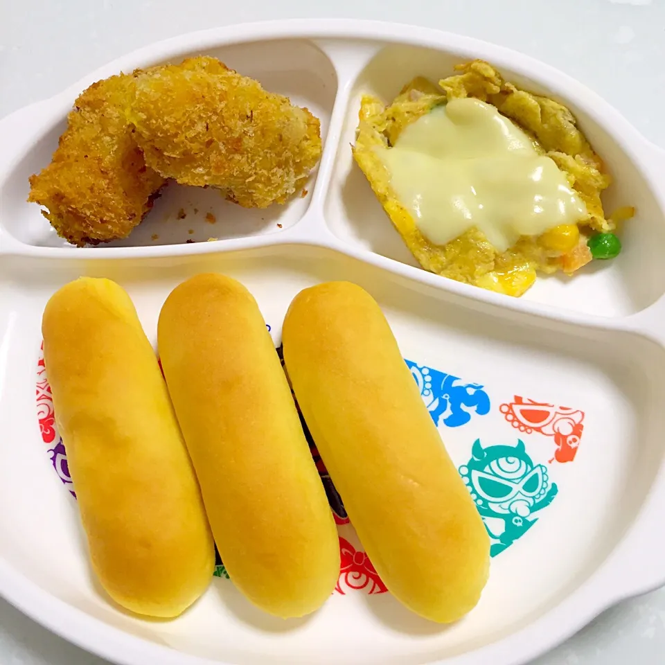 Snapdishの料理写真:息子ごパン♡野菜スティック♡チーズカレーオムレツ♡カボチャクリームコロッケ♡|湊叶ママさん