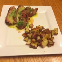 Pan seared ribeye with with cilantro lime hollandaise sauce with a side of red pepper potato hash.|Amanda Furrerさん