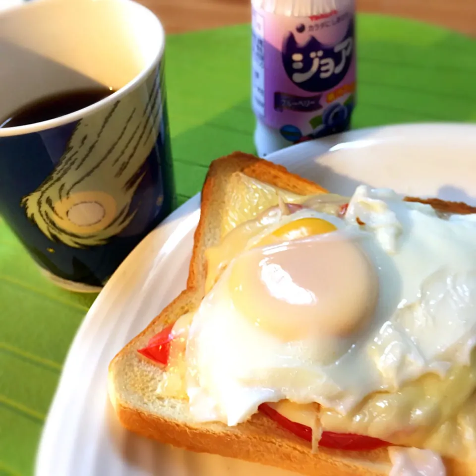 朝ごパン！ トマトチーズたまごトースト😋とコーヒー😋|しんやさん