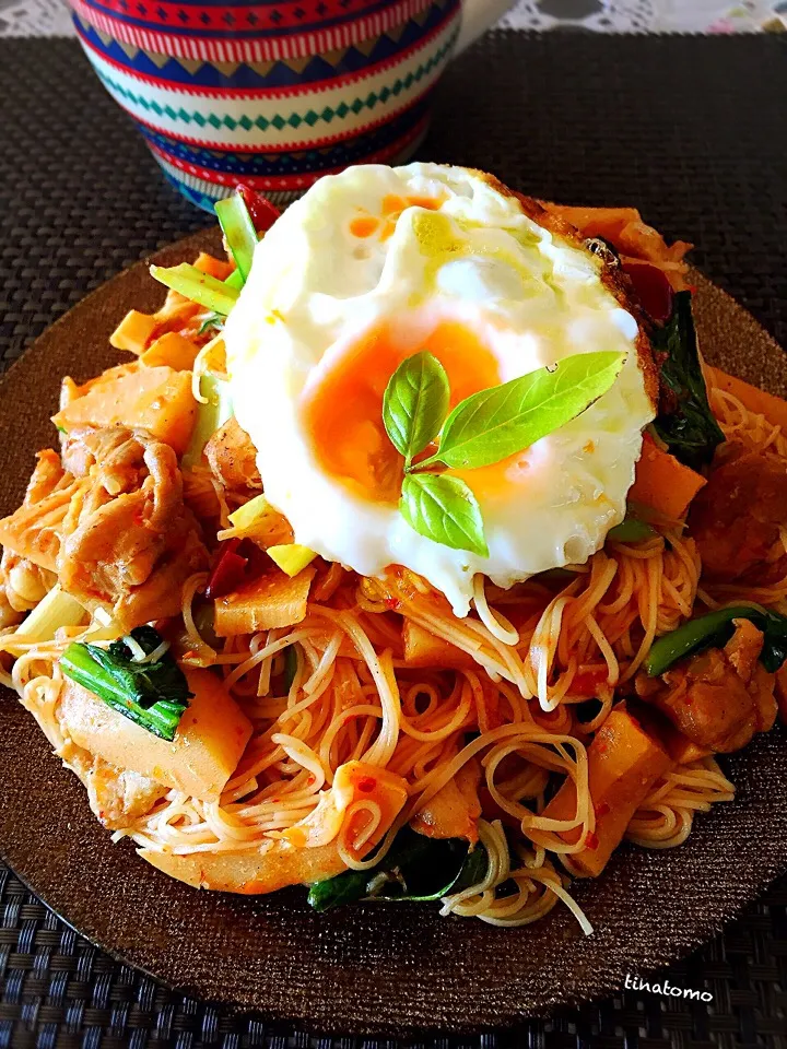 チキンのトマトラー油、エスニック風焼きそう麺！|Tina Tomoko😋さん