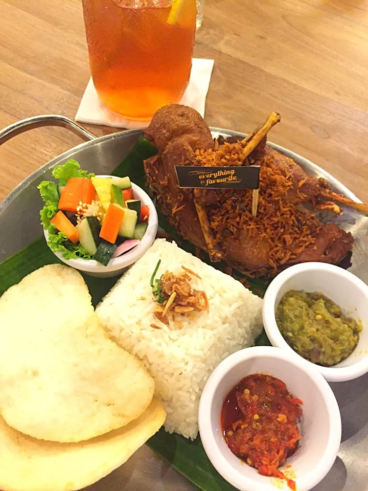 Snapdishの料理写真:Bebek Goreng with Sambal Ijo + Sambal Terasi|Meliaさん