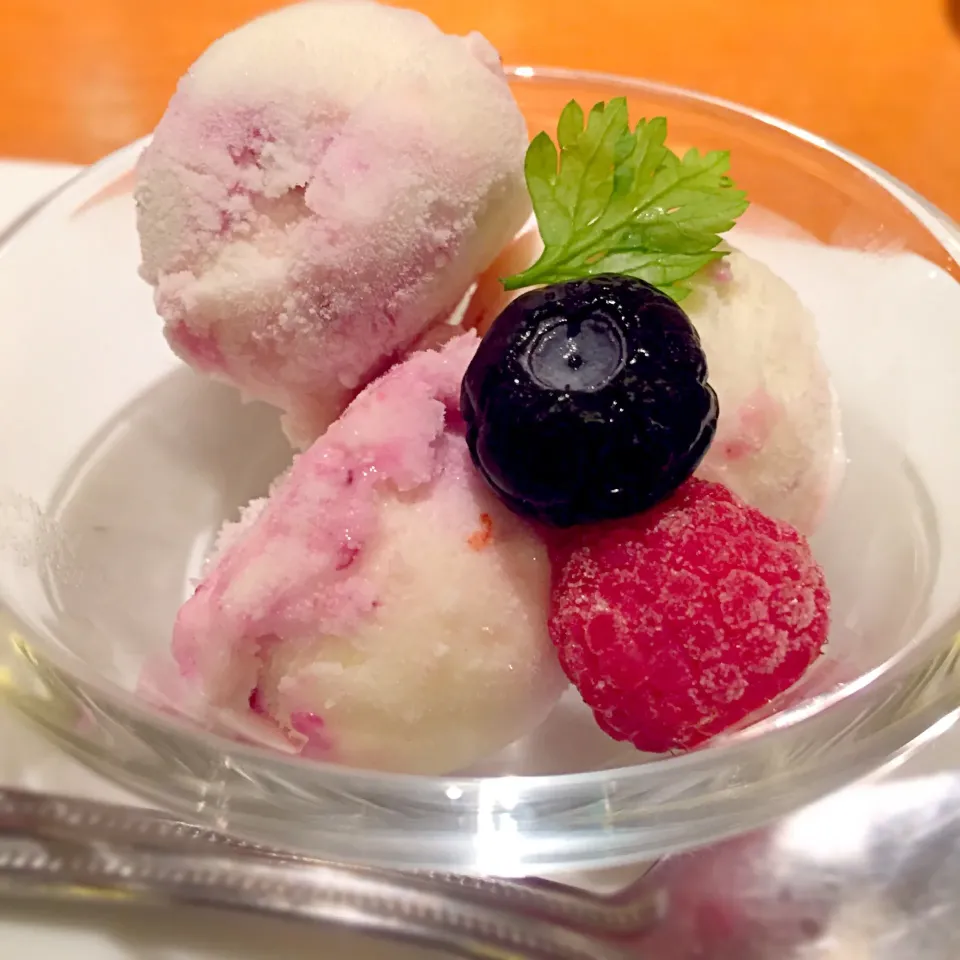 Snapdishの料理写真:ベリーのヨーグルトアイス🍨🍇|Chirico❤️さん