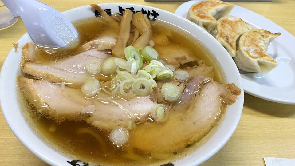 チャーシュー麺と餃子を頂きました。|momongatomoさん