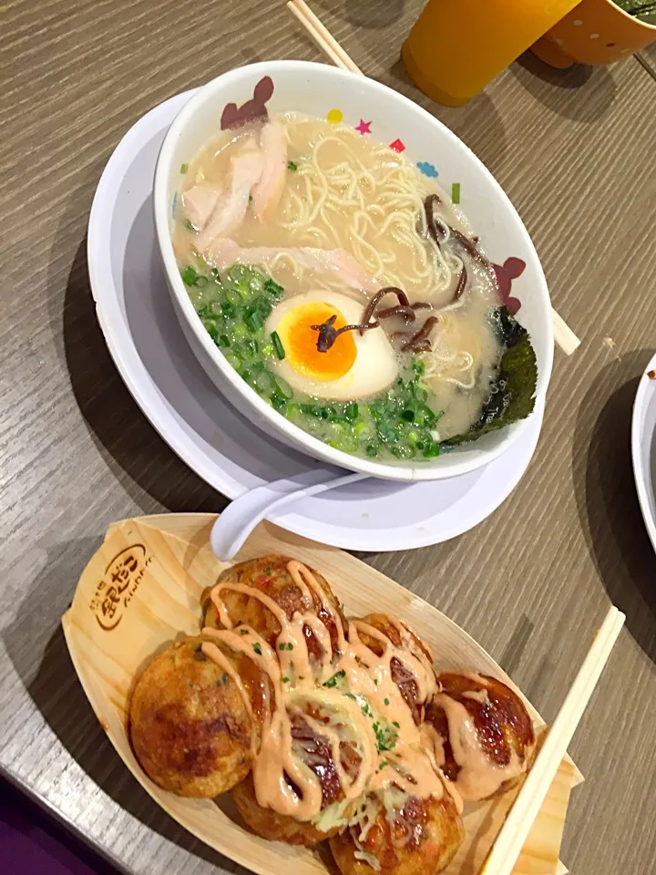 Snapdishの料理写真:Ramen takoyaki|carla santiagoさん