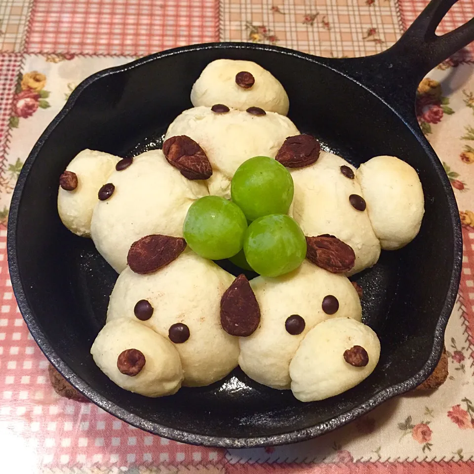 Snapdishの料理写真:ロッジのスキレットde犬のちぎりパン🍳|＊ゆみしぼり＊さん