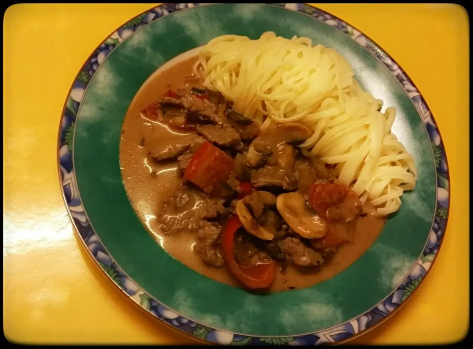 beef Filet Stroganoff with noodles|Najeskaさん