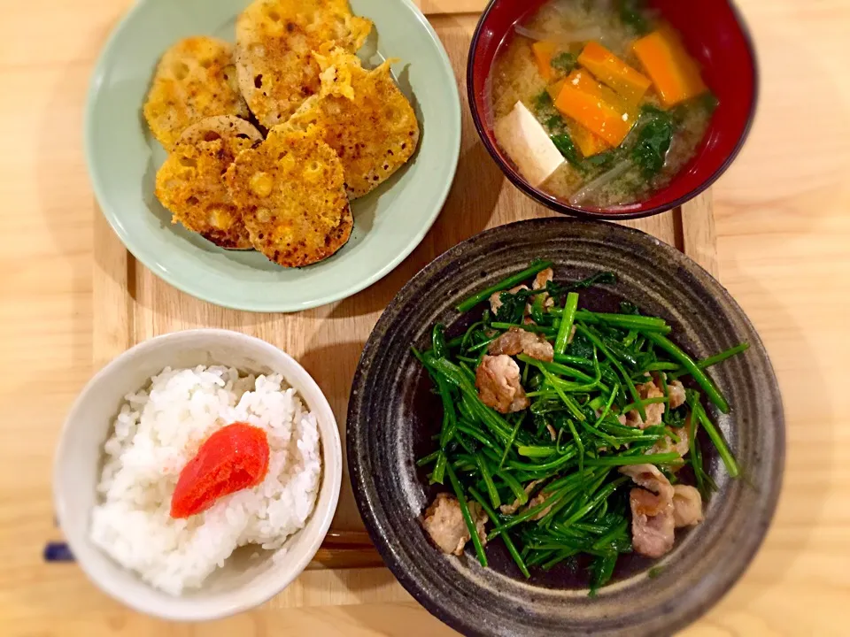 ほうれん草と豚肉の炒めもの🍀レンコンのチーズ焼き🍀お味噌汁🍀明太子のっけご飯|mochaさん