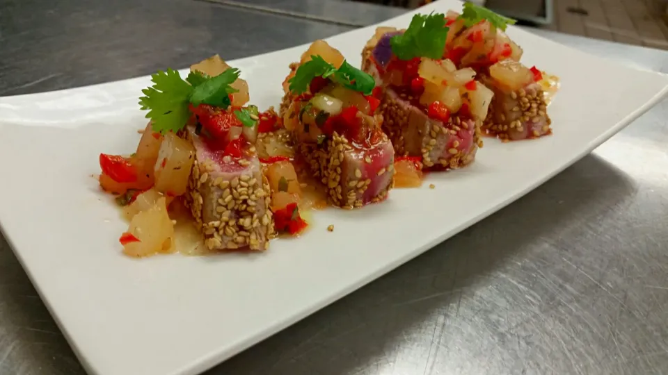 Sesame Encrusted  Tuna Tartare w/Pineapple cucumber  salsa|SONN'Sさん