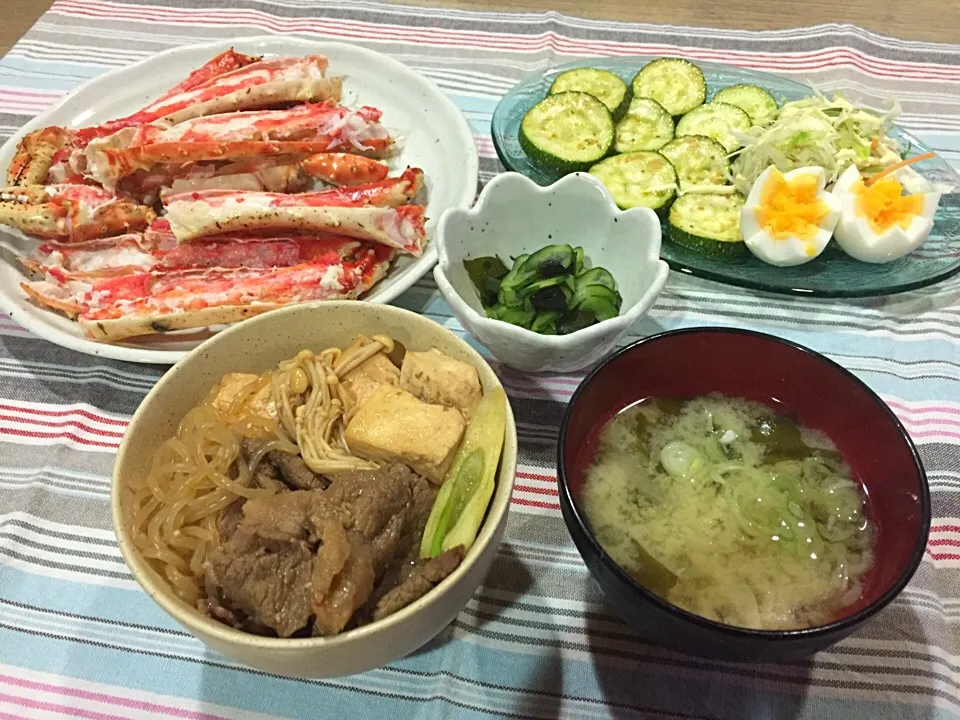 タラバガニ・すき焼き丼・キュウリとワカメの酢の物・ズッキーニのソテーとサラダ・玉ねぎとワカメの味噌汁|まーままさん